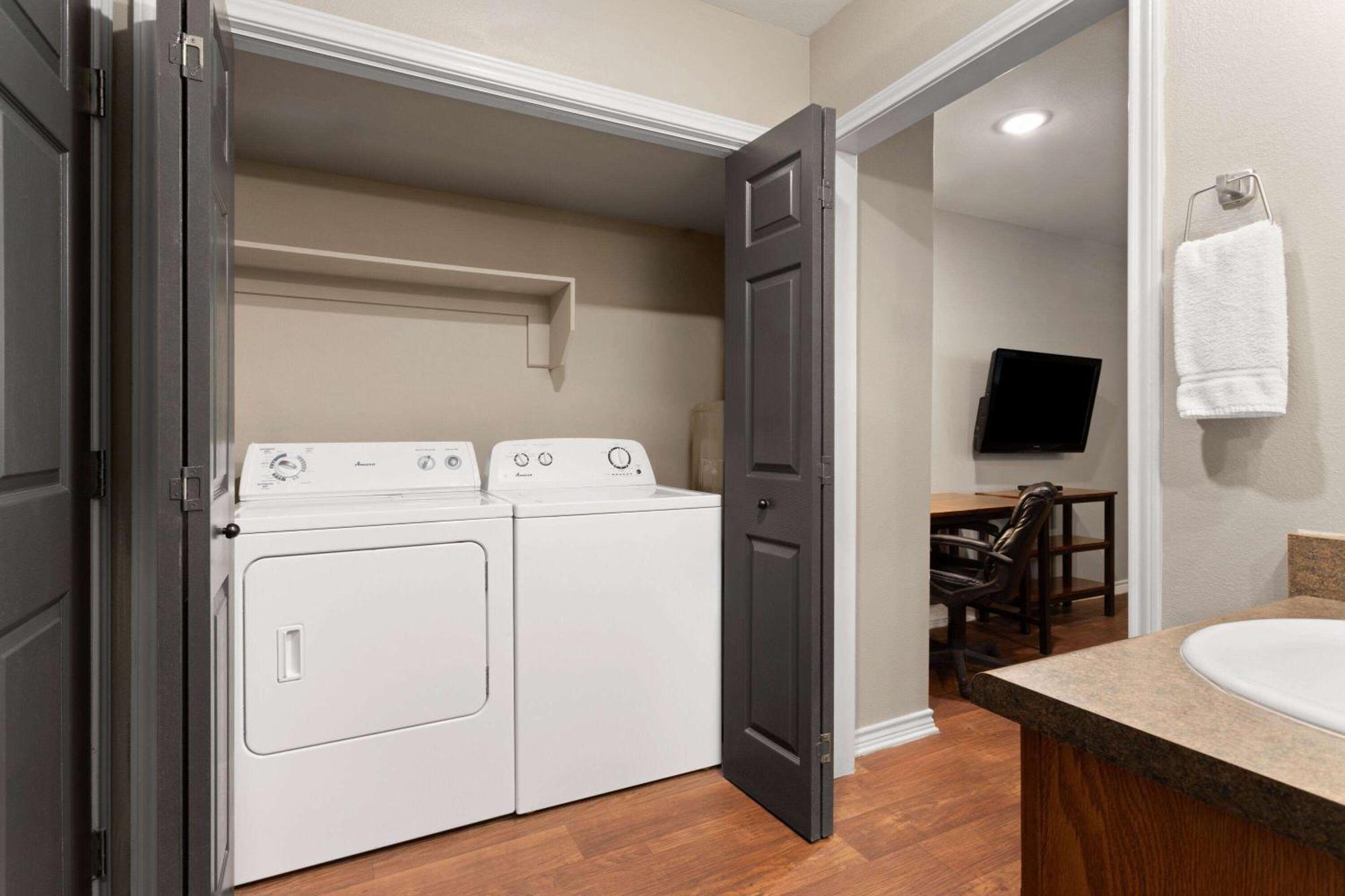 Eagle'S Den Suites Cotulla A Travelodge By Wyndham Exterior foto