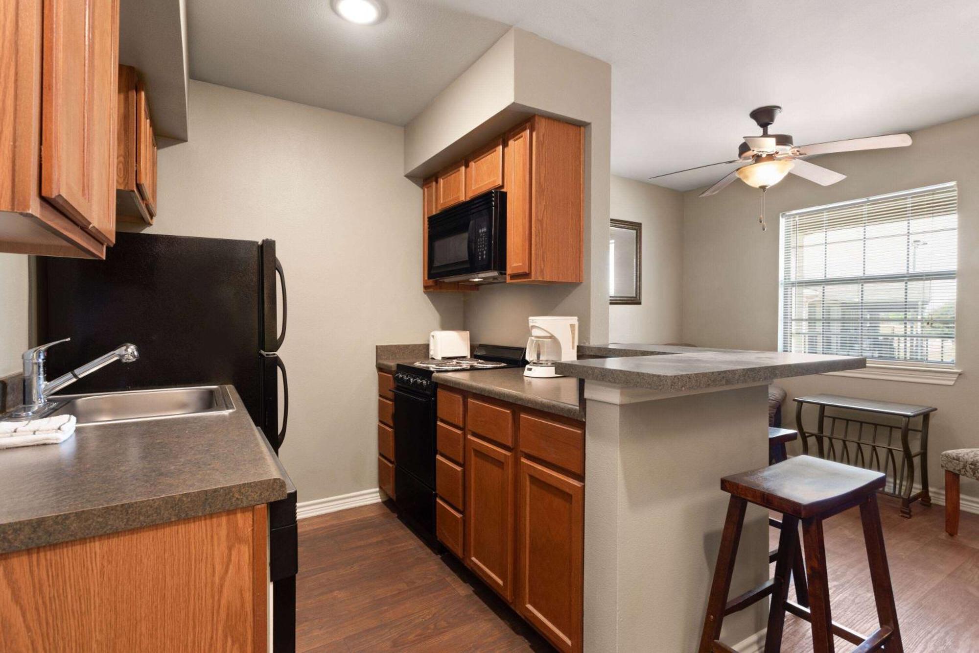 Eagle'S Den Suites Cotulla A Travelodge By Wyndham Exterior foto